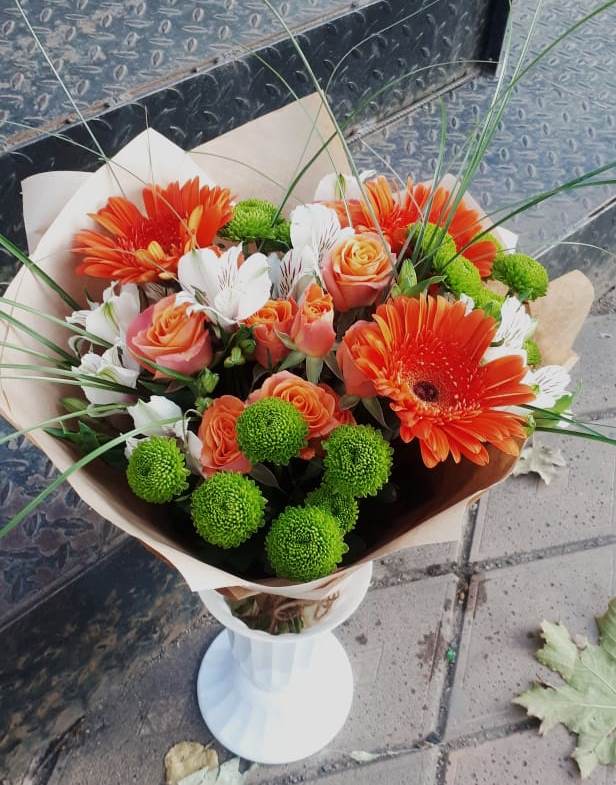 Букет огненно-рыжий в Сухиничах Букет цветов из: Герберы, Хризантемы, Альстромерии и Розы в Сухиничах