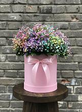 Композиция Яркие эмоции в Сухиничах Цветочная композиция из Гипсофила и Розы в шляпной коробке в Сухиничах