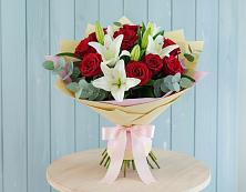 Букет Элегантная гармония в Сухиничах Букет цветов из:  Лилии и Розы в Сухиничах