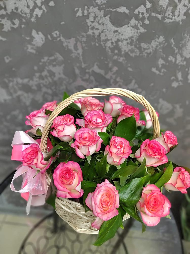 Композиция французская провинция в Сухиничах Цветочная композиция из Розы в корзине в Сухиничах