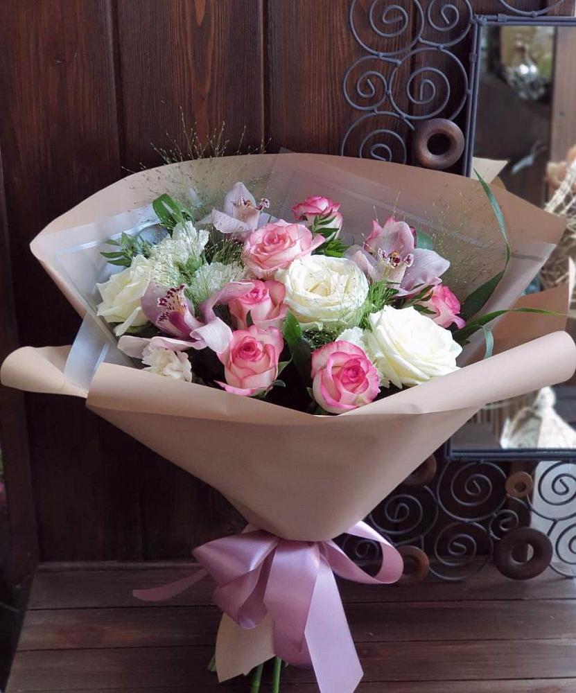 Букет майское утро в Сухиничах Букет цветов из: Гвоздики, Орхидеи, Розы и Хризантемы в Сухиничах