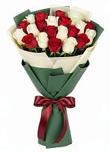 Букет Микс из красных и белых роз в Сухиничах