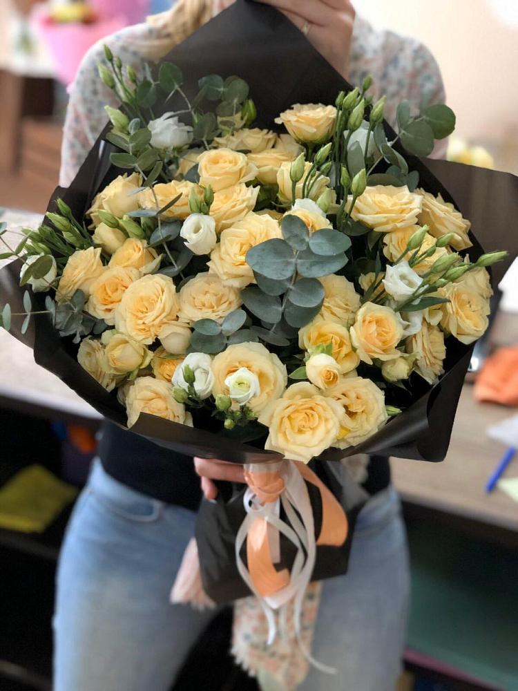 Букет птица счастья в Сухиничах Букет цветов из: Розы и Лизиантусы в Сухиничах