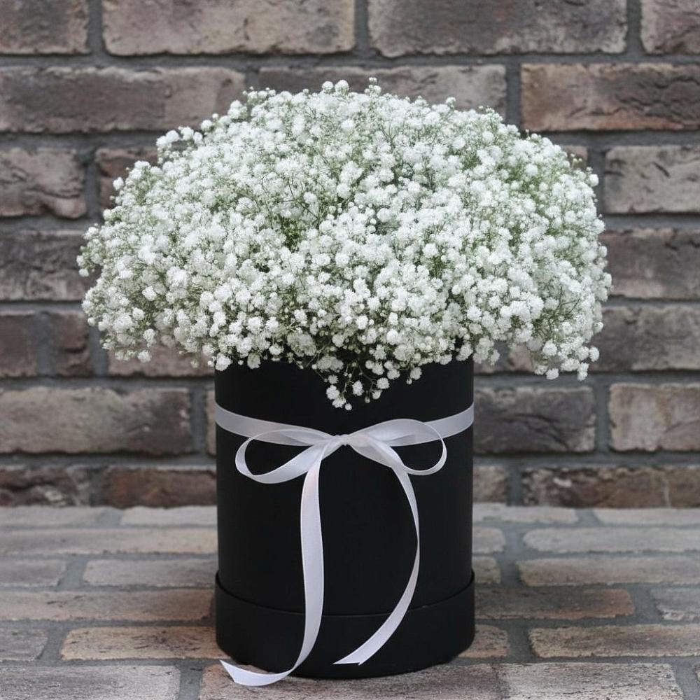 Композиция коробка гипсофил в Сухиничах Цветочная композиция из Гипсофила в шляпной коробке в Сухиничах