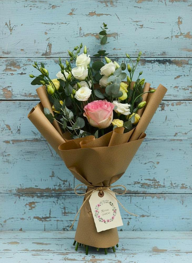 Букет нежный привет в Сухиничах Букет цветов из: Розы и Лизиантусы в Сухиничах