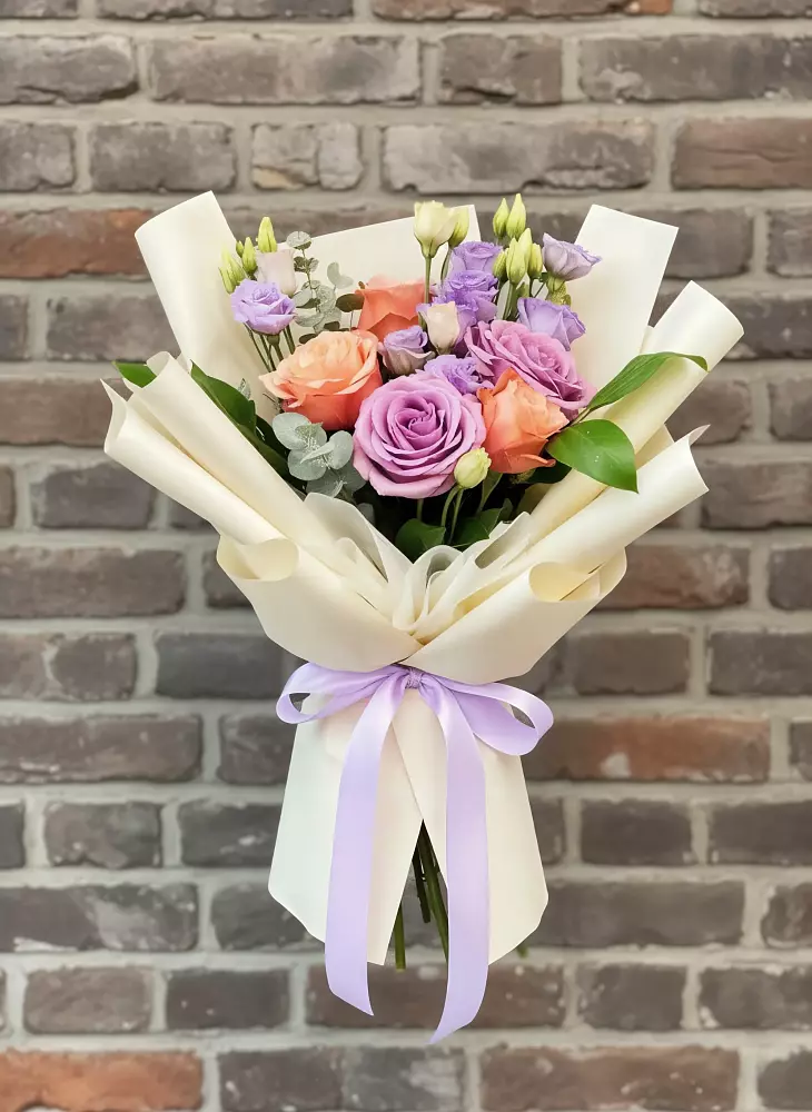 Букет цветов из: Лизиантусы и Розы в Сухиничах