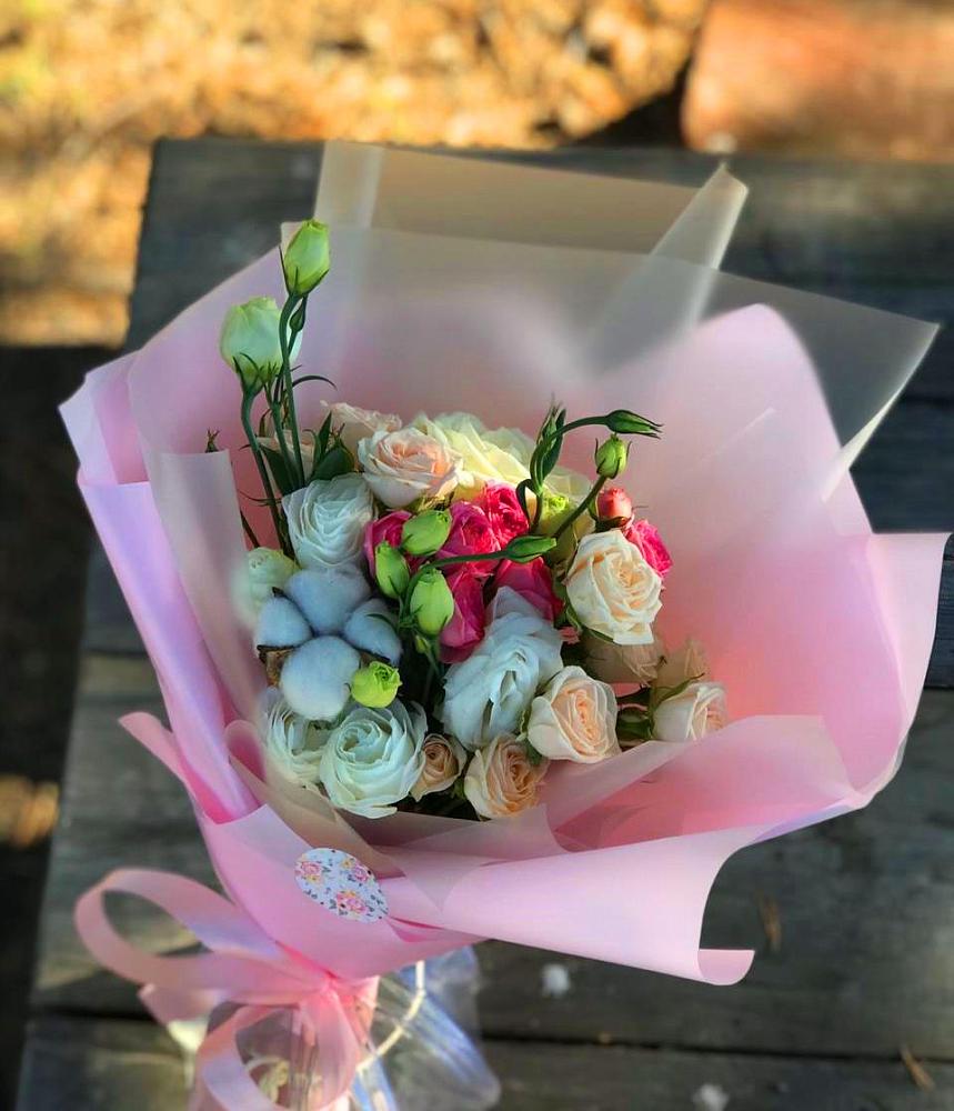 Букет цветочный коктейль в Сухиничах Букет цветов из: Розы и Лизиантусы в Сухиничах