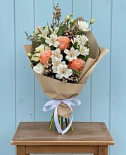 Букет яркий комплимент в Сухиничах Букет цветов из:  Альстромерии, Лизиантусы, Розы и Хризантемы в Сухиничах