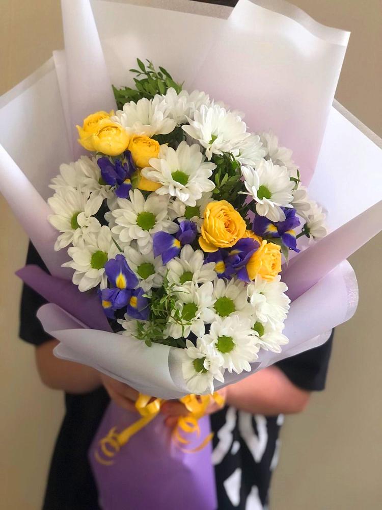 Букет цветов из: Ирисы, Хризантемы и Розы в Сухиничах