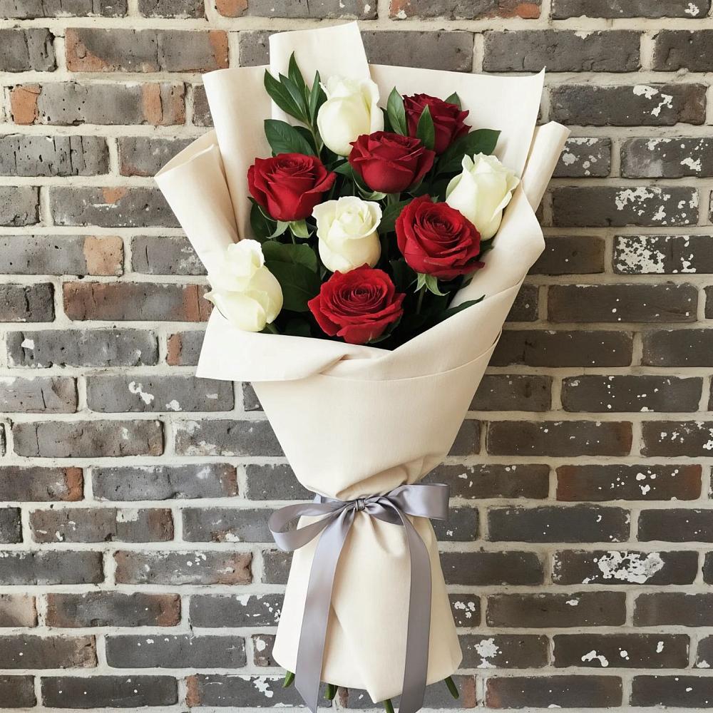 Букет красно-белые розы в Сухиничах Букет цветов из: Розы в Сухиничах