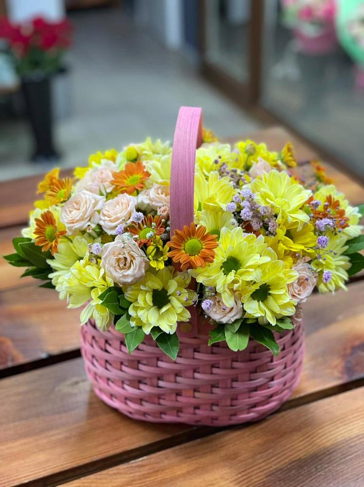 Композиция цветы лета в Сухиничах Цветочная композиция из Хризантемы и Розы в корзине в Сухиничах