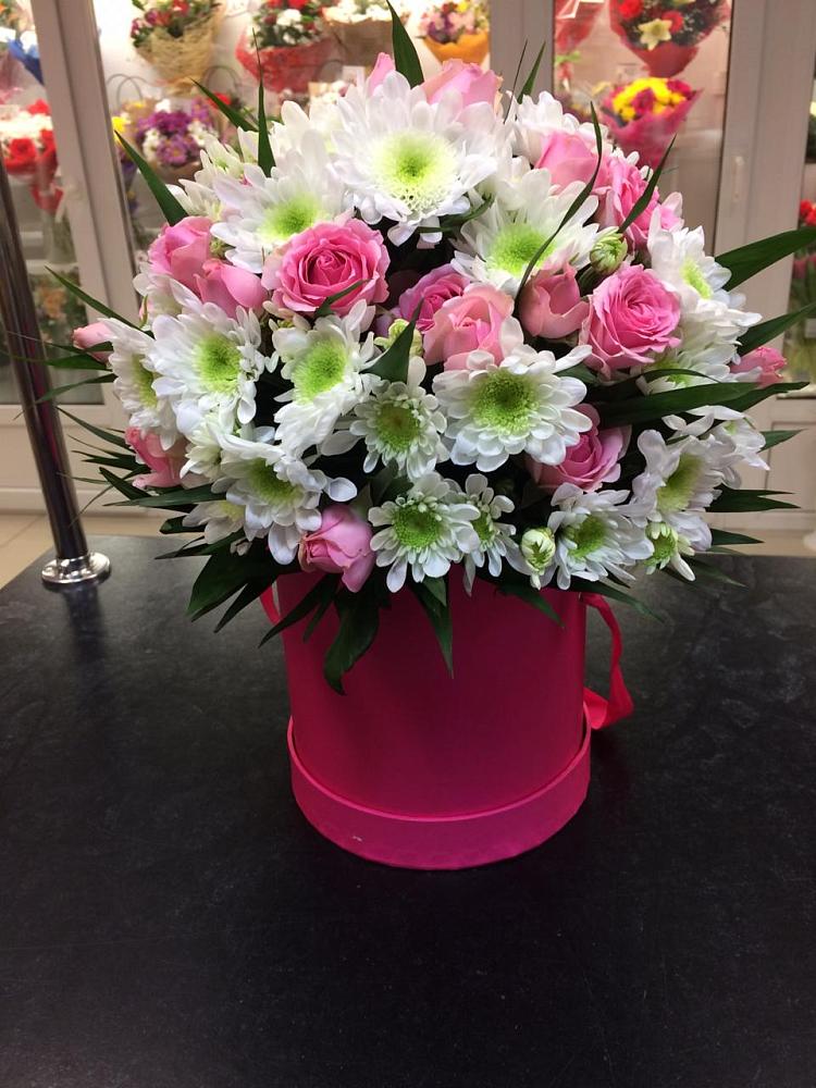 Композиция грация в Сухиничах Цветочная композиция из Розы и Хризантемы в шляпной коробке в Сухиничах