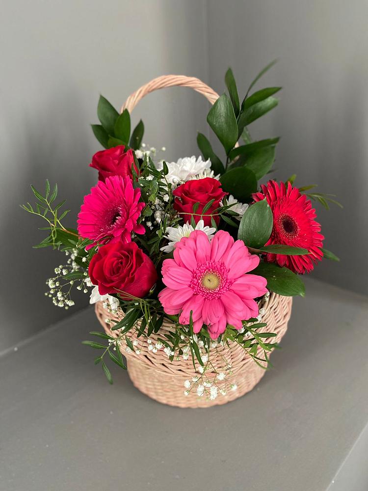 Композиция радостное событие в Сухиничах Цветочная композиция из Розы, Хризантемы и Герберы в корзине в Сухиничах