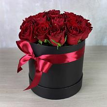 Цветочная композиция из Розы в шляпной коробке в Сухиничах