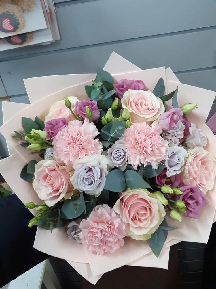 Букет обаятельный в Сухиничах Букет цветов из: Розы, Гвоздики и Лизиантусы в Сухиничах