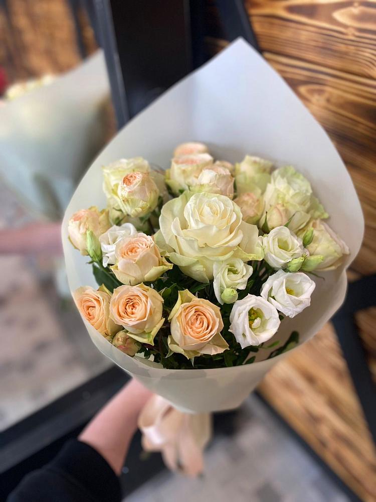 Букет Летний бриз в Сухиничах Букет цветов из: Розы и Лизиантусы в Сухиничах