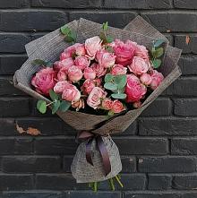 Букет розы в пальмах в Сухиничах Букет цветов из:  Розы в Сухиничах